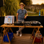 Bar à vinyles : régie DJ + table bois vintage